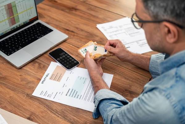 Rutyny finansowe z faktoringiem: jak zaplanować stałe wpływy i uporządkować cykl rozliczeń